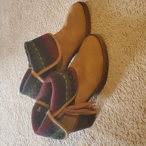 Like new heeled Aztec print ankle boots